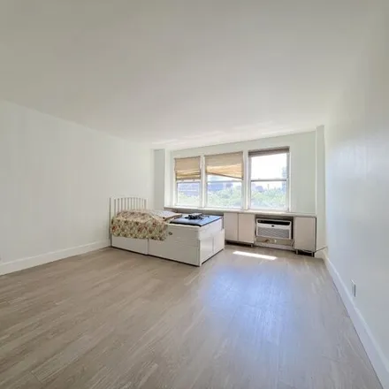 Rent this studio condo on 50 Bayard St Apt 6T in New York, 10013