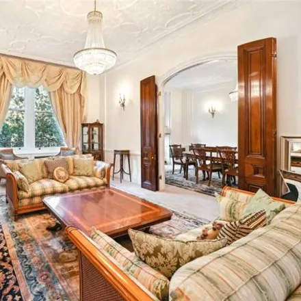 Rent this 4 bed apartment on Wellington Court in 116 Knightsbridge, London
