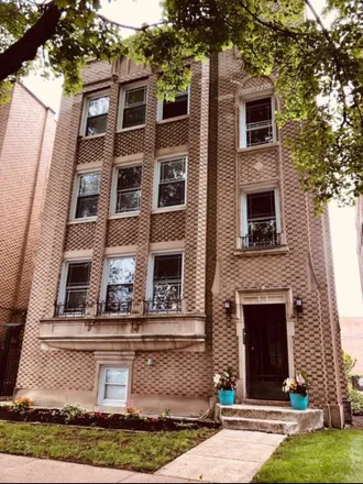 Rent this 3 bed condo on 6527-6531 North Mozart Street in Chicago, IL 60645