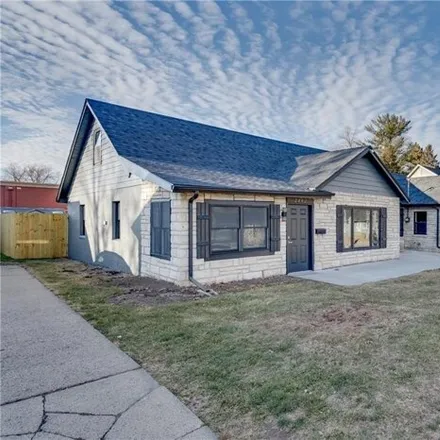 Image 2 - 2412 57th Street, Des Moines, IA 50310, USA - House for sale