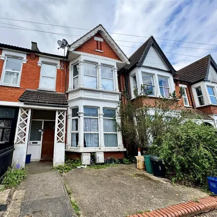 Rent this 1 bed apartment on Boscombe Road in Southend-on-Sea, SS2 5JH