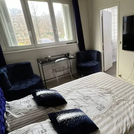 Rent this 2 bed apartment on 92230 Gennevilliers