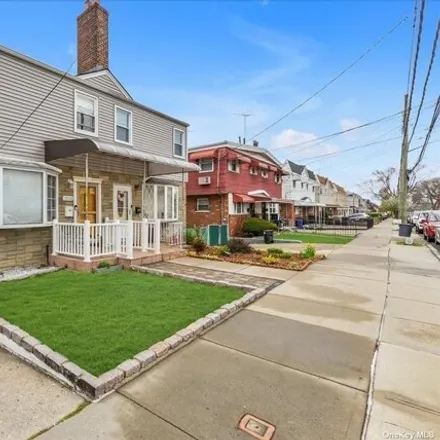 Image 2 - 2558 Tiemann Avenue, New York, NY 10469, USA - House for sale