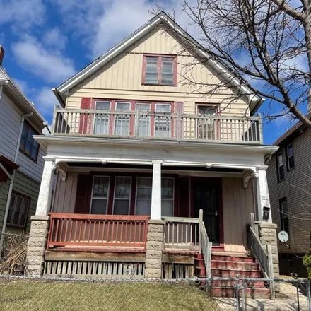 Buy this studio house on 912 W Hadley St in Milwaukee, Wisconsin