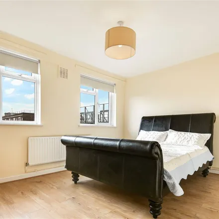 Rent this 2 bed apartment on Clinger House in Clinger Court, London