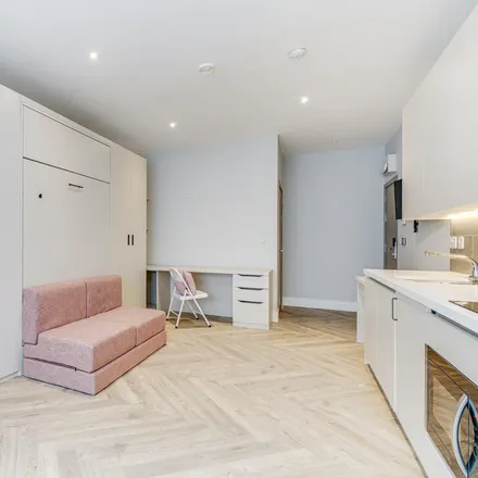 Rent this studio apartment on Freeland Road in London, W5 3HH