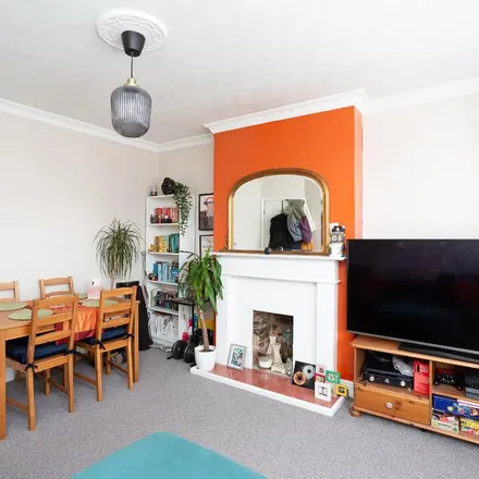 Image 4 - 86 Gammons Lane, North Watford, WD24 5HY, United Kingdom - Apartment for rent