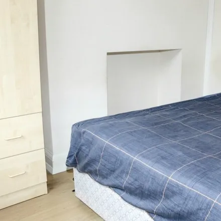 Rent this 3 bed room on Greatway Food Store in 7 Lupus Street, London