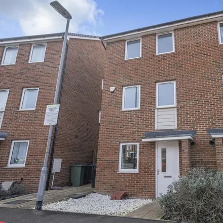 Rent this 4 bed townhouse on 81 Burroughs Drive in Dartford, DA1 5TW