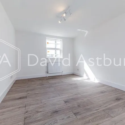 Rent this 3 bed apartment on 78 Turnpike Lane in London, N8 0EE