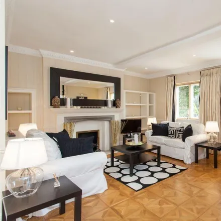 Rent this 3 bed townhouse on 71 Frognal in London, NW3 6XD