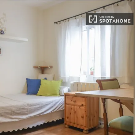 Rent this 2 bed room on Madrid in Calle de Villasandino, 26