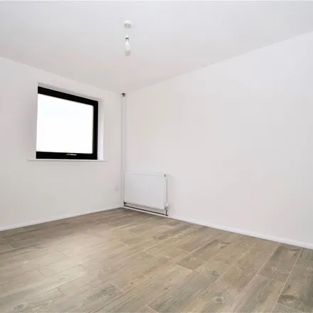 Image 7 - Gurney Close, London, IG11 8LD, United Kingdom - Apartment for rent