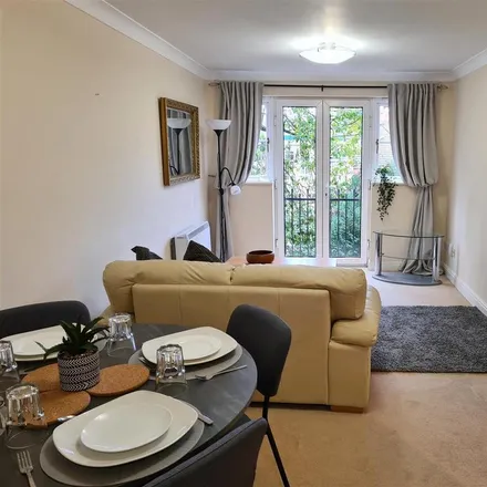 Image 3 - Kingswood Court, Grove Avenue, Wilmslow, SK9 5EG, United Kingdom - Apartment for rent