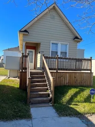 Buy this 2 bed house on 565 Magnolia Street in Toledo, OH 43604