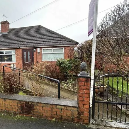 Buy this 2 bed duplex on Park Close in Chadderton, OL9 0AG