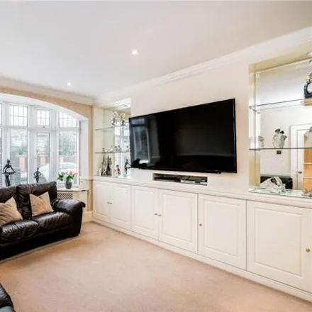 Image 2 - Capel Gardens, London, IG3 9DQ, United Kingdom - House for sale