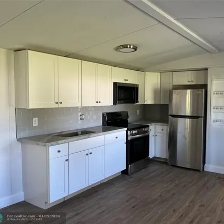 Buy this studio apartment on 622 6th Street in Moore Haven, Glades County