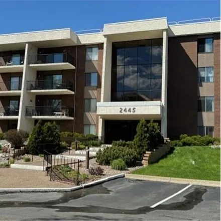 Buy this 1 bed condo on 2445 Londin Lane East in Maplewood, MN 55119