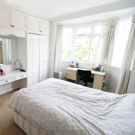 Image 5 - Boundary Road, London, SW19 1TT, United Kingdom - Townhouse for rent