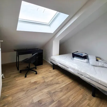 Rent this 8 bed apartment on Rue du Camp de Moscou 45 in 6020 Charleroi, Belgium