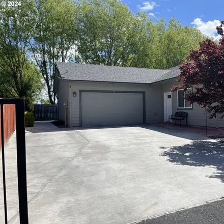 Buy this 3 bed house on 987 Southwest 14th Place in Hermiston, OR 97838