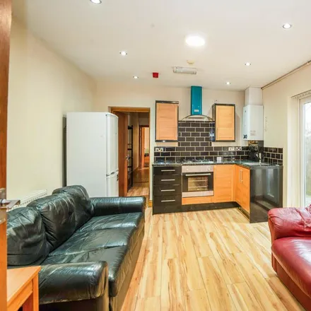 Rent this 3 bed apartment on Claude Road in Cardiff, CF24 3RU