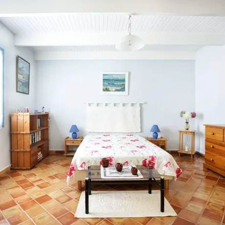 Rent this 3 bed house on 84750 Saint-Martin-de-Castillon