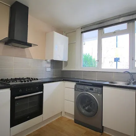 Rent this 4 bed apartment on Cottage Street in London, E14 0AA