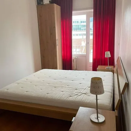 Rent this 8 bed apartment on Rue du Ruanda - Ruandastraat 19 in 1040 Etterbeek, Belgium