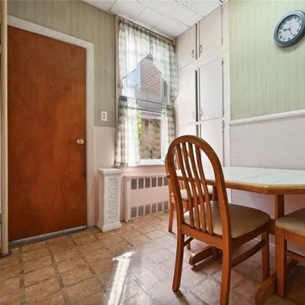 Image 5 - 73-33 69th Place, New York, NY 11385, USA - House for sale