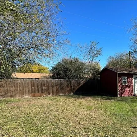 Image 3 - 1302 Hackberry Street, Beeville, TX 78102, USA - House for sale
