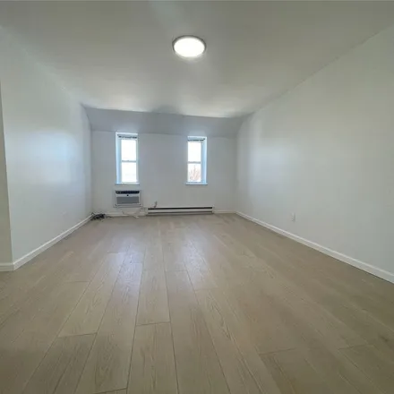 Rent this 3 bed apartment on 41-50 Little Neck Parkway in New York, NY 11363