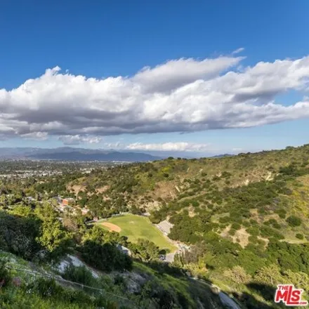 Image 4 - 3706 Beverly Ridge Drive, Los Angeles, CA 91423, USA - House for sale