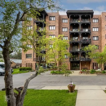 Buy this 1 bed condo on 9367 Landings Lane in Maine Township, IL 60016