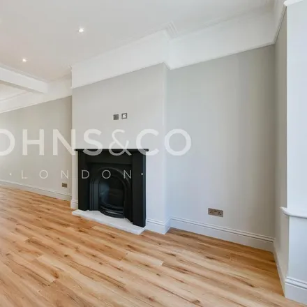 Rent this 4 bed townhouse on 43 York Road in London, TW8 0QW