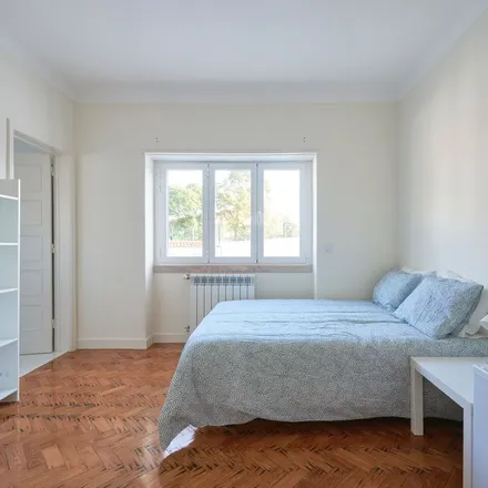 Rent this 14 bed room on R. Carlos Malheiro Dias