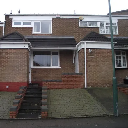 Rent this 3 bed townhouse on Roach Close in Coleshill Heath, B37 7UG
