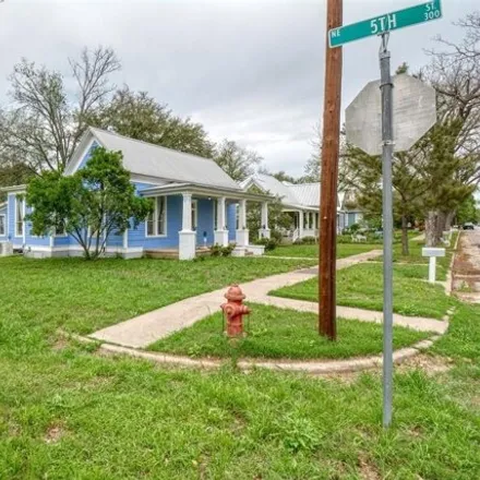 Image 3 - 401 Northeast 5th Street, Smithville, TX 78957, USA - House for sale