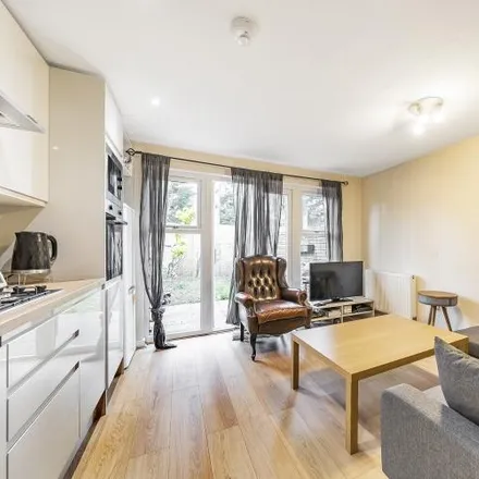 Image 3 - Neuhawce, 18 Brondesbury Park, Brondesbury Park, London, NW6 7AY, United Kingdom - House for rent