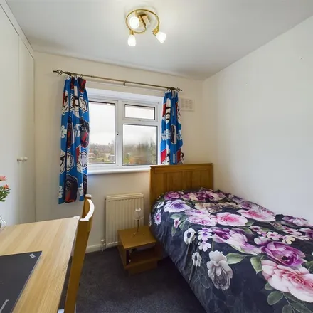 Image 1 - Monksfield, Northgate, RH10 1PJ, United Kingdom - Apartment for rent