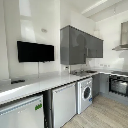 Rent this 3 bed apartment on London Road in Leicester, LE2 1ND