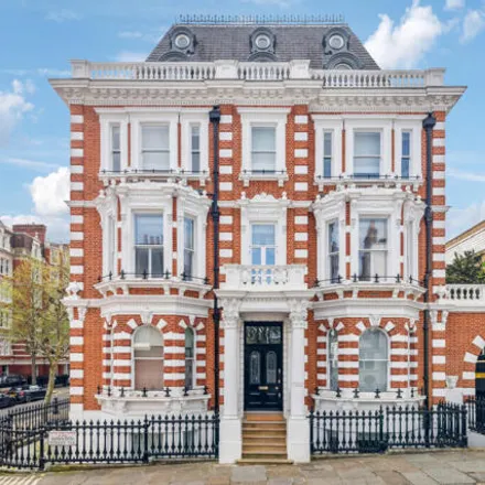 Rent this 3 bed apartment on Observatory Gardens in Londres, Great London