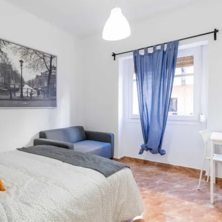 Rent this 4 bed room on Carrer de Just Vilar in 24, 46011 Valencia