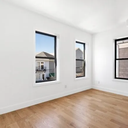 Image 5 - 982 East 37th Street, New York, NY 11210, USA - House for rent