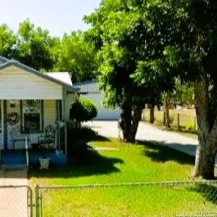 Image 2 - 1240 Plum Street, Floresville, TX 78114, USA - House for sale