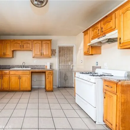 Image 7 - 1384 West 83rd Place, Los Angeles, CA 90044, USA - House for sale