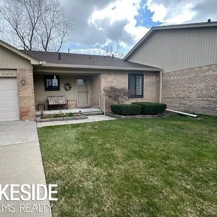 Buy this 2 bed condo on 19290 Angela Court in Roseville, MI 48066