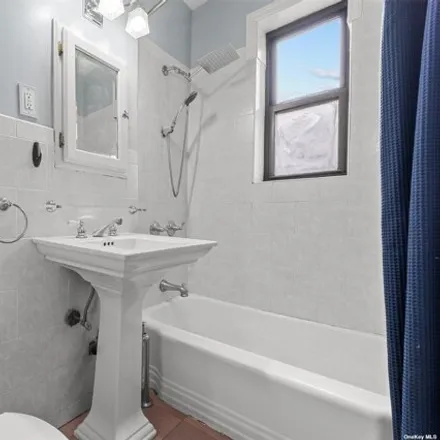 Image 9 - 128-11 Newport Avenue, New York, NY 11694, USA - Apartment for sale