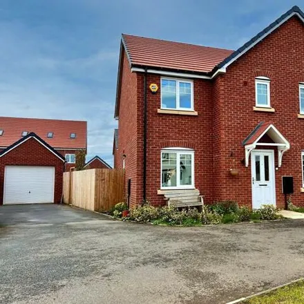 Buy this 5 bed house on Jeacock Place in Wellesbourne, CV35 9UZ